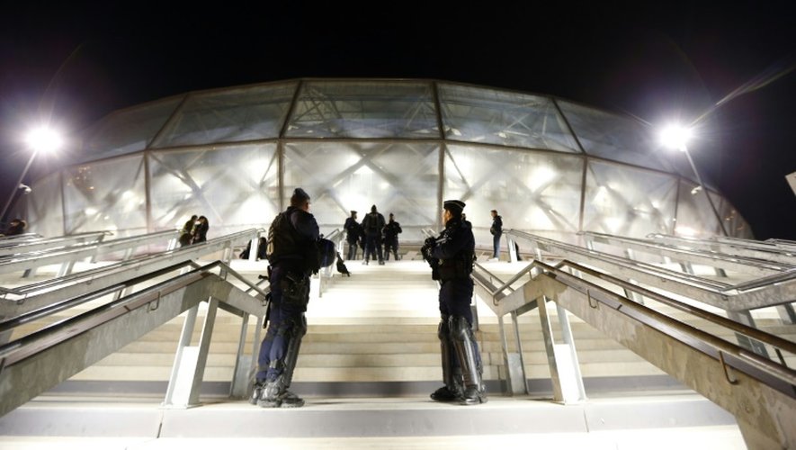 Des policiers devant l'une des entrées de l'Allianz Riviera à Nice avant le match contre Lyon, le 20 novembre 2015