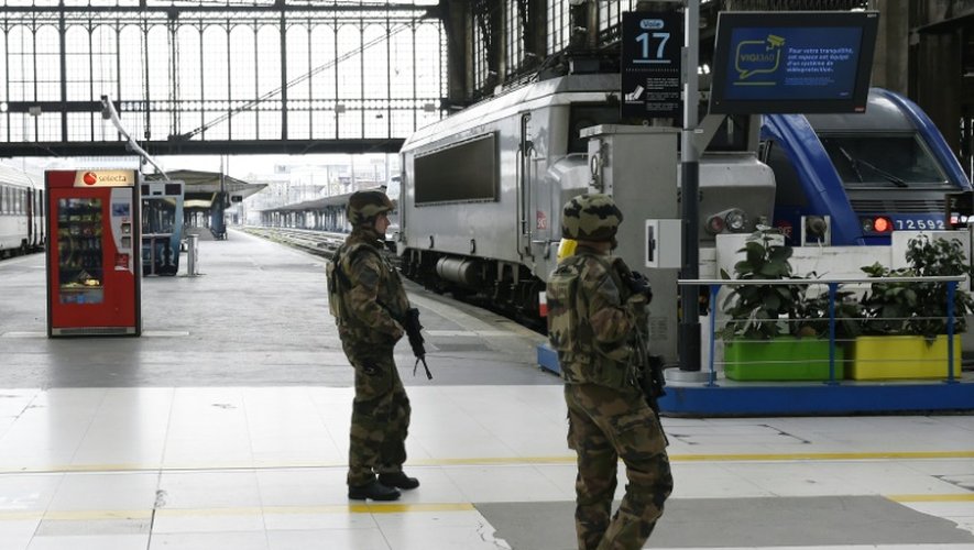Des militaires patrouillent gare d'Austerlitz à Paris le 14 novembre 2015