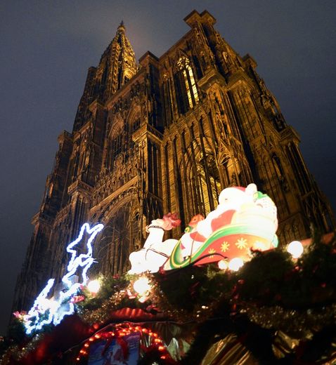 Le marché de Noël à Strasbourg devant la cathédrale le 3 décembre 2014