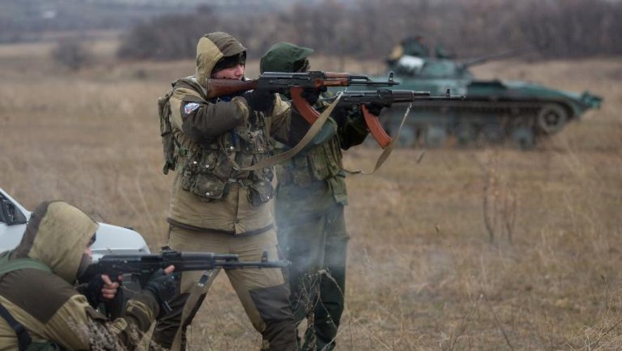 Des séparatistes prorusses s'entraînent au tir à leur kalachnikov, à Ilovaisk, 40 km à l'est de Donetsk, le 18 novembre 2014