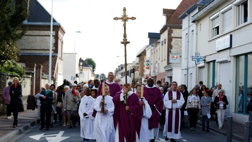 L'Archevêque de Rouen Dominique Lebrun conduit un procession dans les rues de Saint-Etienne-du-Rouvray, le 2 octobre 2016