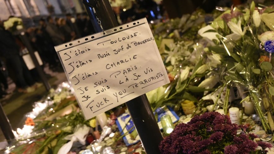 Fleurs, bougies et messages le 16 novembre 2015 à Toulouse