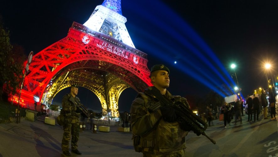 Des soldats devant la Tour Eiffel le 18 novembre 2015 à Paris dans le cadre du plan Vigipirate