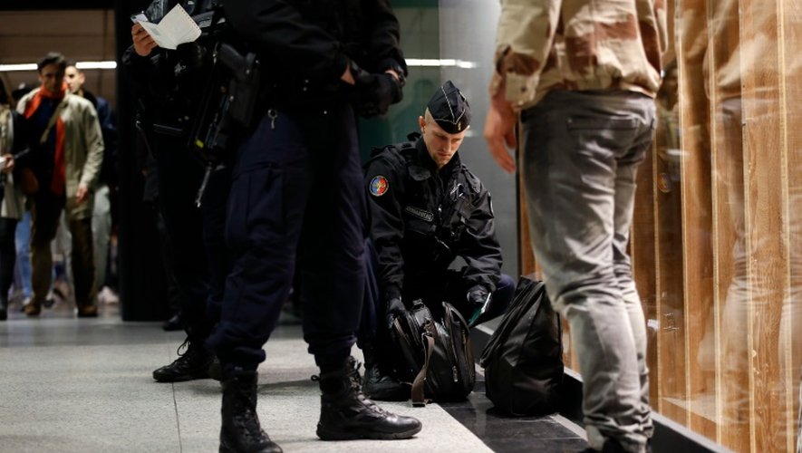 Des gendarmes fouillent des bagages le 19 novembre 2015 à Paris dans le cadre du plan Vigipirate