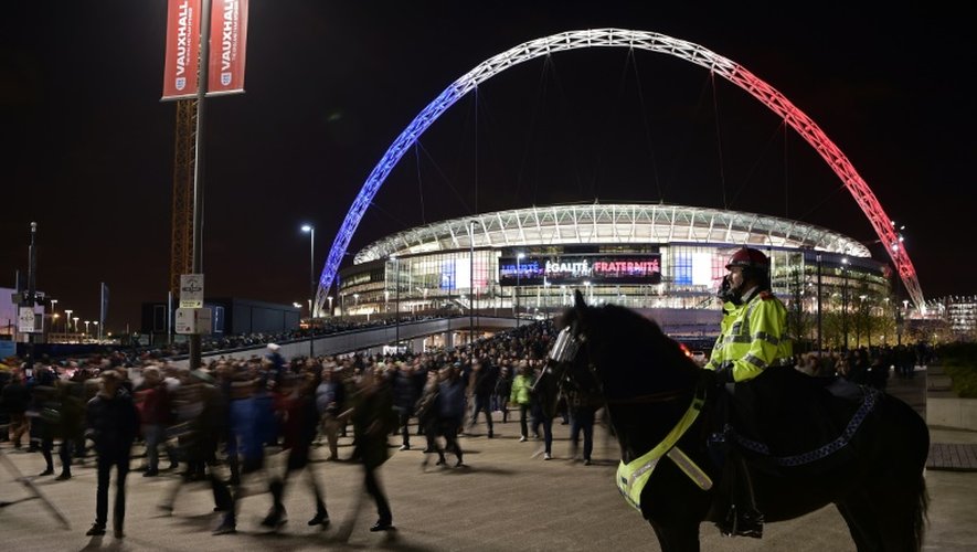 La police montée surveille le stade de Wembley le 17 novembre 2015 avant le match Angleterre/France