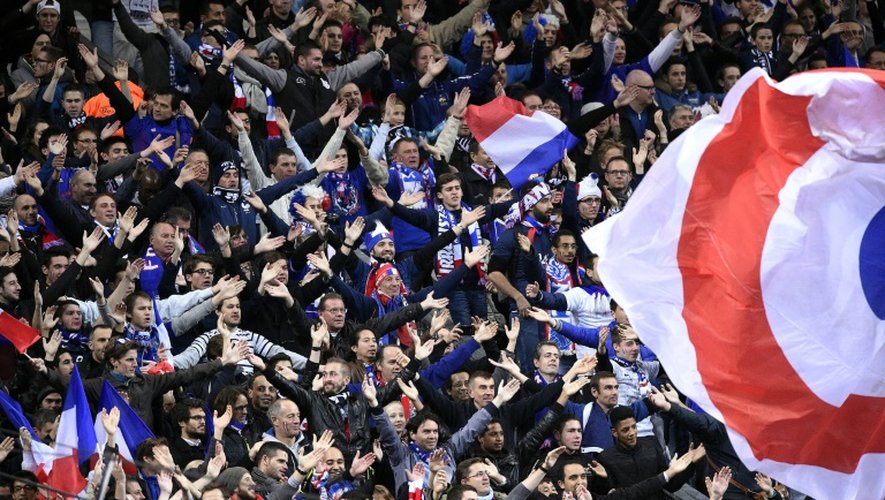 Des supporteurs français applaudissent au stade de France le 13 novembre 2015