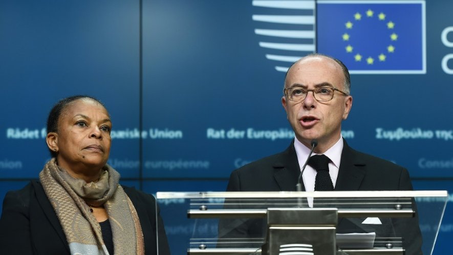 La ministre de la Justice Christiane Taubira et le ministre de l'Intérieur Bernard Cazeneuve à Bruxelles, le 20 novembre 2015