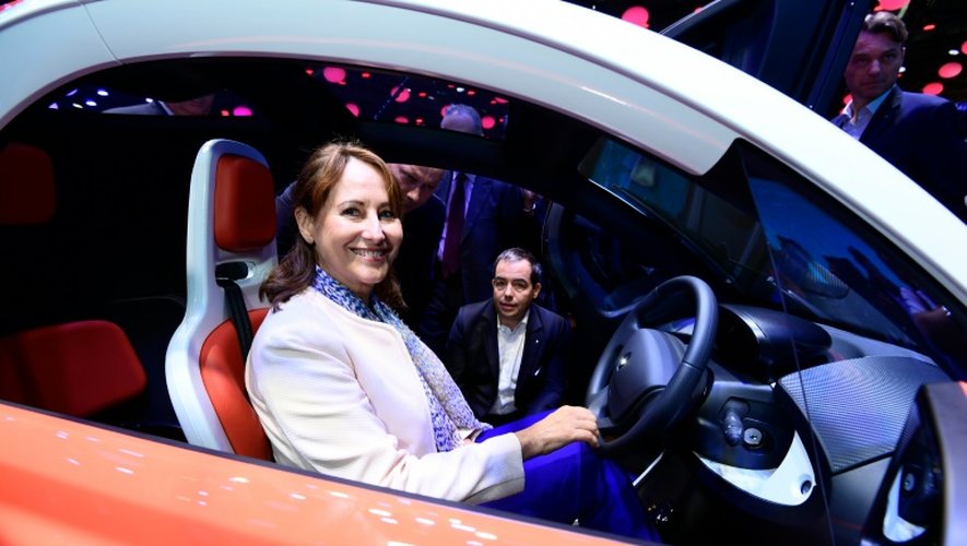 La ministre de l'Environnement Segolène Royal pose dans une voiture électrique Twizy 45 de chez Renault au Mondial de l'Automobile, le 1er octobre 2016 à Paris