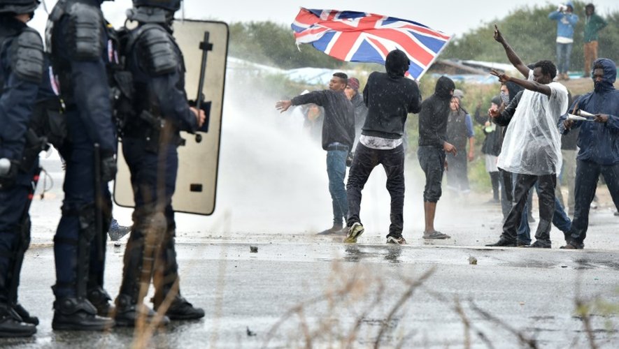 Heurts aux abords de la "Jungle" de Calais entre des forces de l'ordre et des migrants appuyés par des militants d'ultra-gauche, le 1er octobre 2016