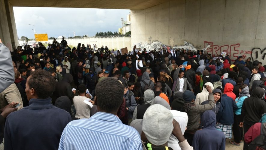 Des militants de la Coalition internationale des sans-papiers et migrants CISPM et des réfugiés de la "Jungle" face aux forces de l'ordre à Calais, le 1er octobre 2016
