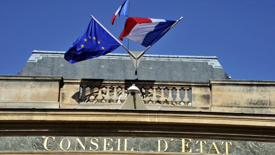 Des drapeaux européen et français flottent au-dessus de l'entrée principale du Conseil d'Etat, le 10 octobre 2010 à Paris.