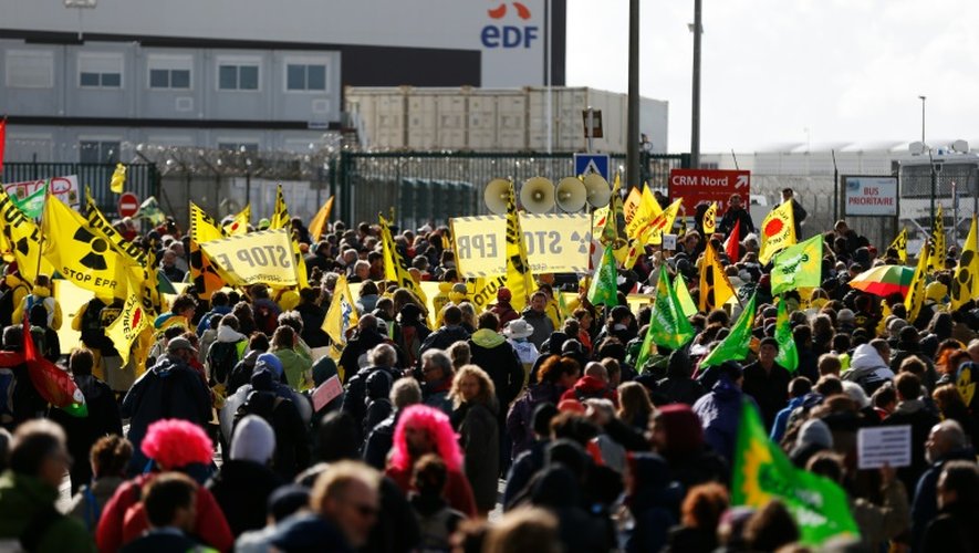 Des manifestants contre le nucléaire devant le réacteur EPR en construction à Flamanville, le 1er octobre 2016