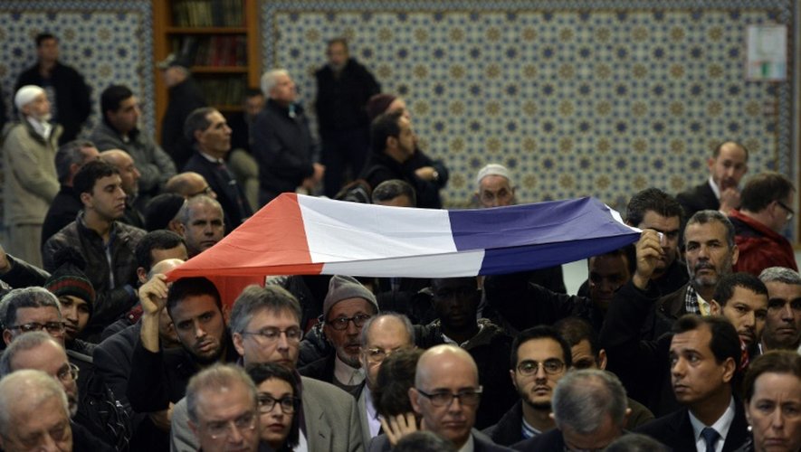 Des croyants brandissent un drapeau français lors du prêche de vendredi dans la grande mosquée de Strasbourg, le 20 novembre 2015