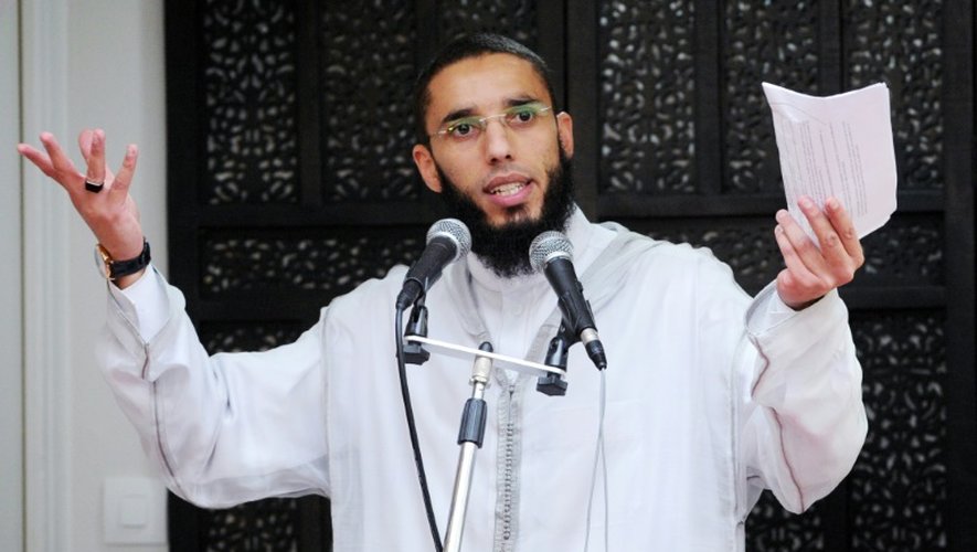 L'Imam Rachid Abou Houdeyfa lors du prêche de vendredi dans une mosquée de Brest, le 20 novembre 2015