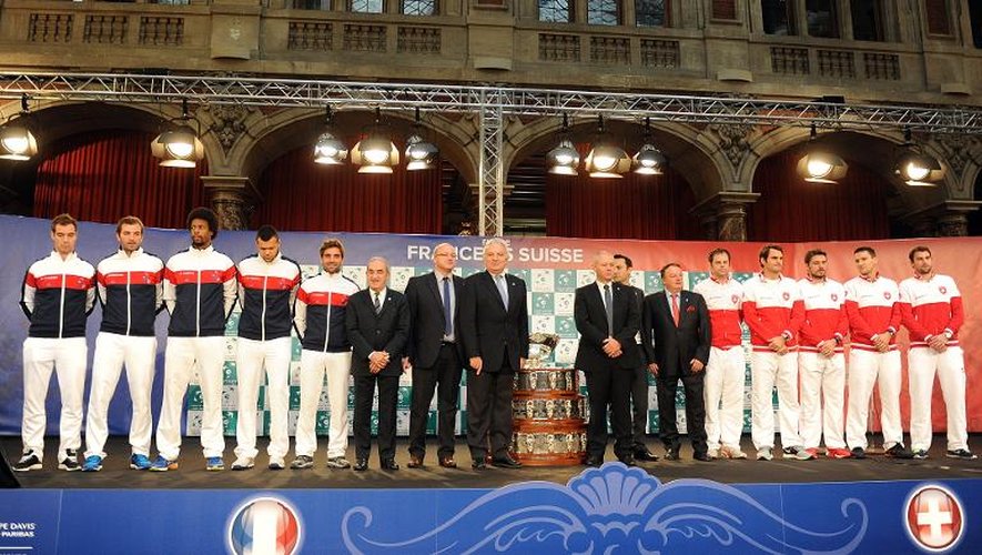 L'équipe de France de Coupe Davis (g) et son homologue suisse posent pour une photo souvenir, à l'issue du tirage au sol des matches de la finale, le 20 novembre 2014 à Lille