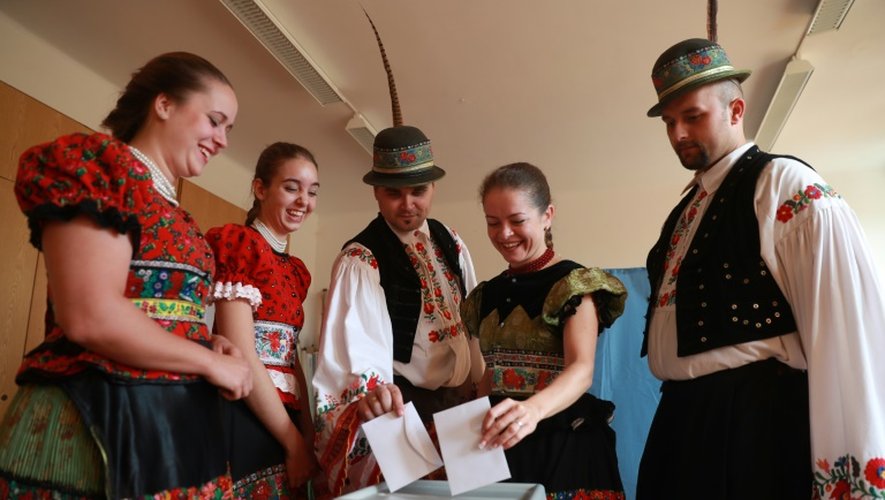 Des Hongrois en costume traditionnel votent le 2 octobre 2016 à Mezokoevesd