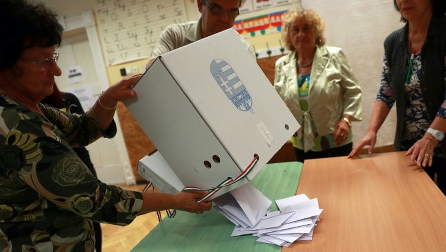 Opération de dépouillement des bulletins de vote au référendum le 2 octobre 2016 à Budapest
