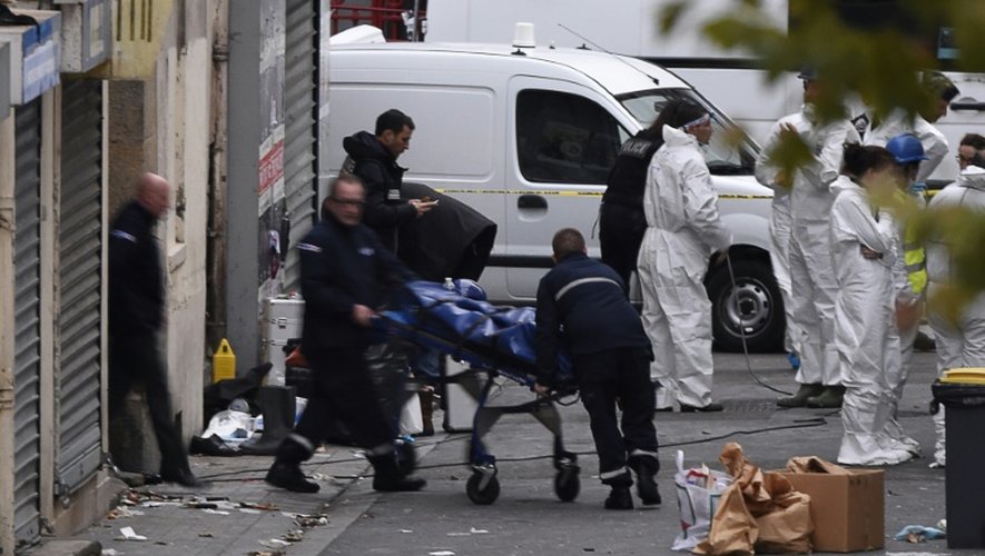 Un corps est sorti par les policiers après l'assaut d'un immeuble au centre de Saint-Denis, le 18 novembre 2015