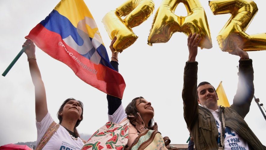 Des étudiants participent à un rassemblement en faveur du "oui" au référendum à  Bogota, le 30 septembre 2016
