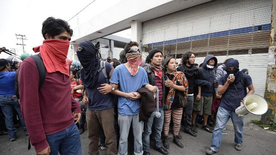 Des étudiants furieux contre la disparition de 43 étudiants se sont affrontés avec la police à l'aéroport de Mexico, le 20 novembre 2014