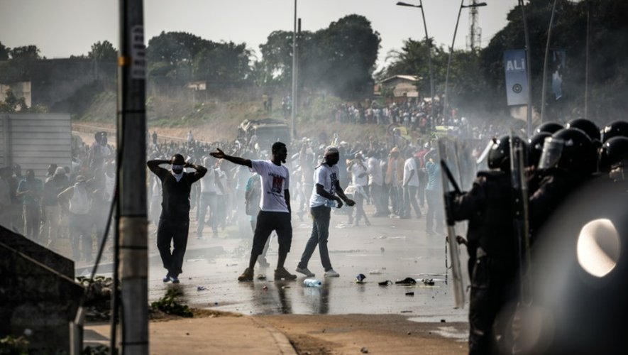 Des partisans de l'opposant gabonais Jean Ping manifestent contre la réélection d'Ali Bongo, le 31 août 2016 à Libreville