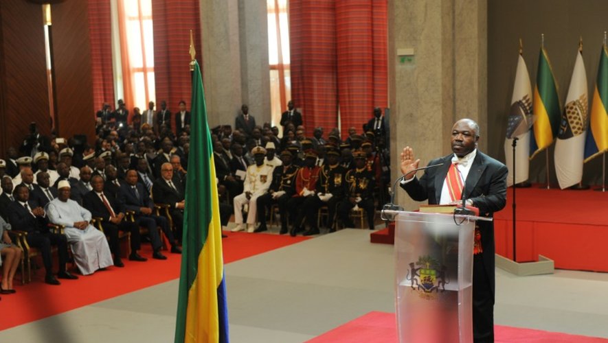 Le président sortant du Gabon, Ali Bongo Ondimba, prête serment durant la cérémonie d'investiture, le 27 septembre 2016 à Libreville