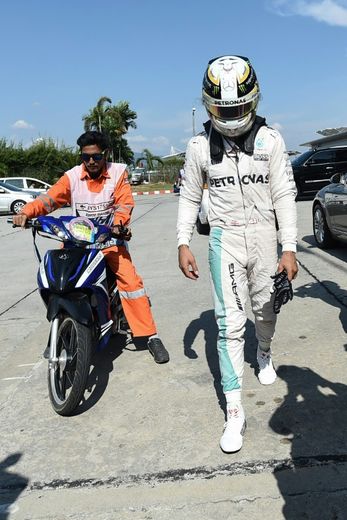 Lewis Hamilton contraint à l'abandon sur casse moteur au GP de Malaisie à Sepang, le 2 octobre 2016