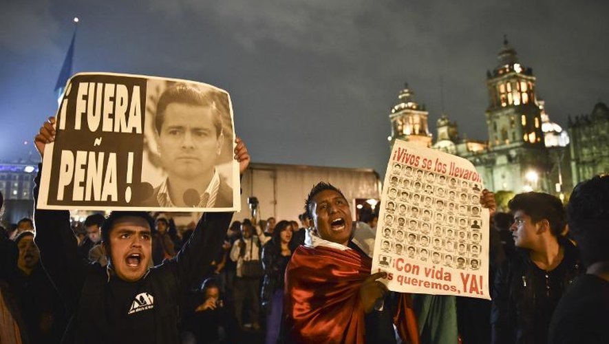 Des manifestants scandent des slogans contre le président mexicain après la disparition des 43 étudiants, lors d'une journée de protestation à Mexico, le 20 novembre 2014