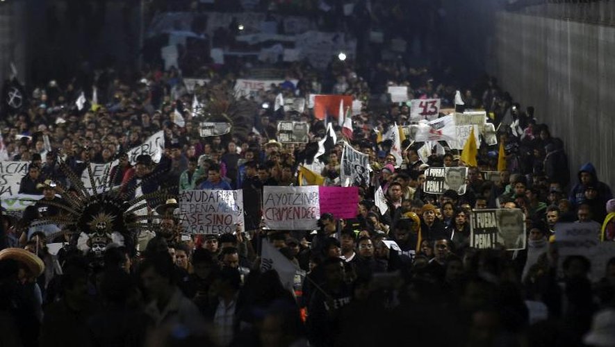 Manifestation contre le gouvernement mexicain après la disparition des 43 étudiants, à Mexico, le 20 novembre 2014