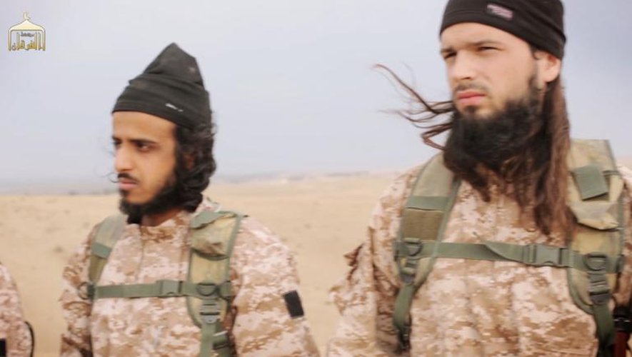 Le Français Maxime Hauchard (D) sur capture d'écran tirée d'une vidéo du groupe Etat islamique, diffusée le 16 novembre 2014