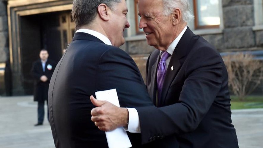 Le président ukrainien Petro Porochenko (g) accueille le vice-président américain Joe Biden à son arrivée à Kiev, le 21 novembre 2014