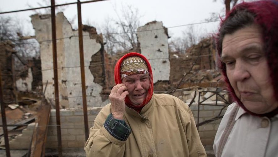 Des habitantes de Stepanivka devant leur maison détruite par les combats entre séparatistes prorusses et soldats ukrainiens, le 19 novembre 2014 dans l'Est de l'Ukraine