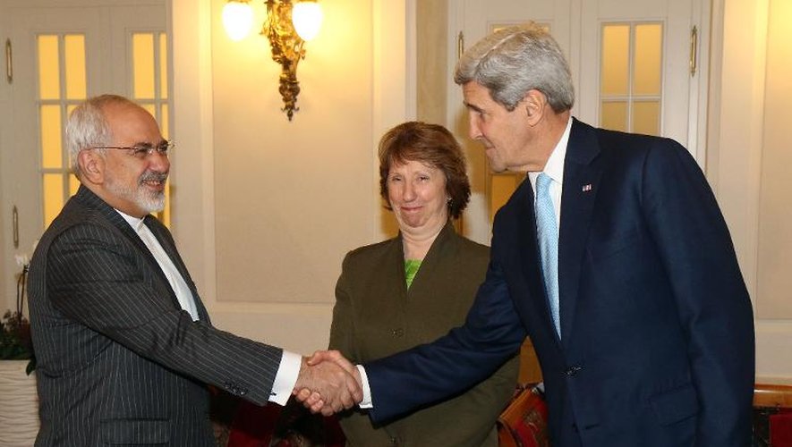 Le ministre iranien des Affaires étrangères Mohammad Javad Zarif (g) et le chef de la diplomatie américaine John Kerry (d) avec la chef de la diplomatie européenne Catherine Ashton à Vienne le 20 novembre 2014
