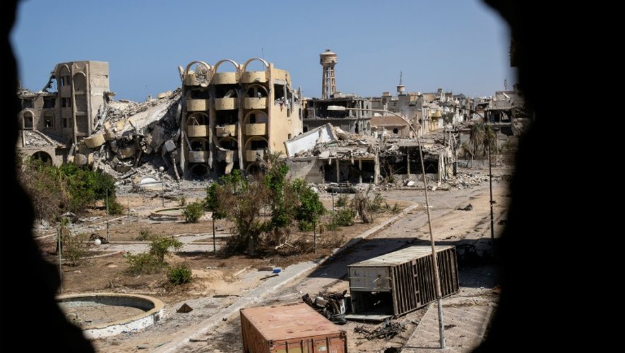 Vue d'immeubles détruits après des combats dans un quartier de Syrte, dernier bastion du groupe Etat islamique (EI) que tente de reprendre depuis cinq mois le gouvernement libyen d'union nationale, le 29 septembre 2016