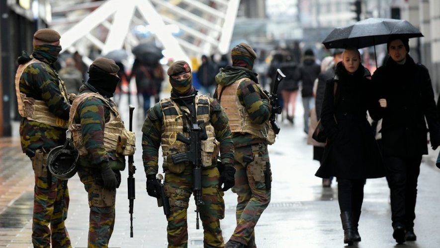 Des soldats patrouillent dans une rue commerçante de Bruxelles le 21 novembre 2015