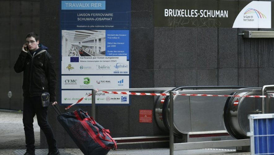 Un usager à l'entrée du métro fermé le 21 novembre 2015 à Bruxelles