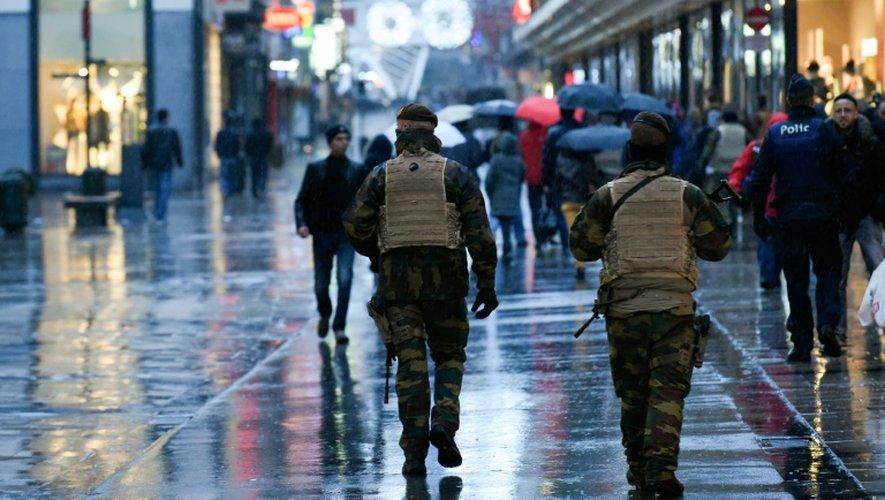 Des militaires belges patrouillent rue Neuve à Bruxelles le 21 novembre 2015