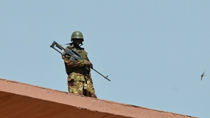 Un soldat malien à Bamako sur le toît de l'hôtel Radisson Blu le 22 novembre 2015