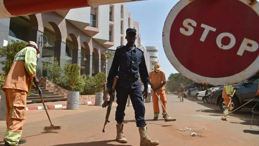 La police malienne devant le Radisson Blu à Bamako le 22 novembre 2015
