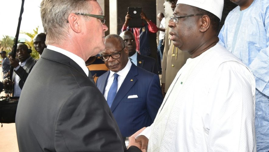 Le président sénégalais Macky Sall serre la main du directeur du Radisson Blu, Gary Ellis, au côté du président malien Ibrahim Aboubacar Keita (c) au Radisson Blu à Bamako le 22 novembre 2015