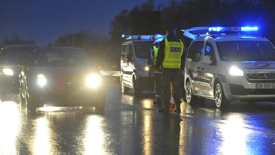 La police de l'Air et des Frontières le 19 novembre 2015 à Entrange à la frontière de la France et du Luxembourg