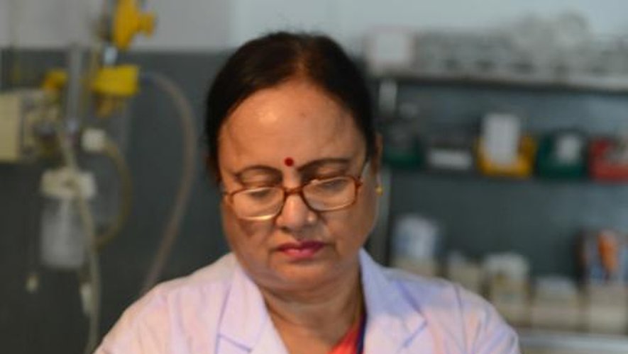 Une bénévole népalaise applique de la chlorhexidine le 12 septembre 2014 sur le cordon ombilical d'un nouveau-né dans un hôpital à Kohalpur, à quelque 500 km à l'ouest de Katmandou