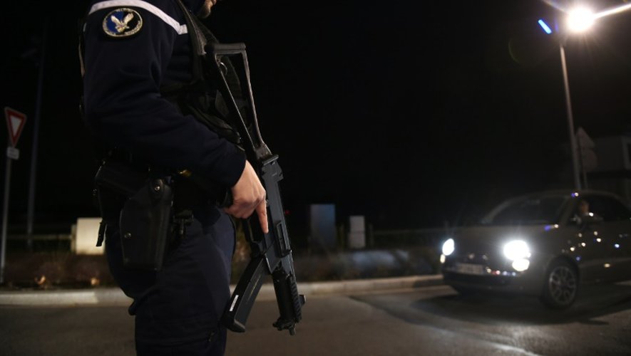 Un gendarme armé le 19 novembre 2015 à Divonne-les-Bains près de la frontière entre la Suisse et la France