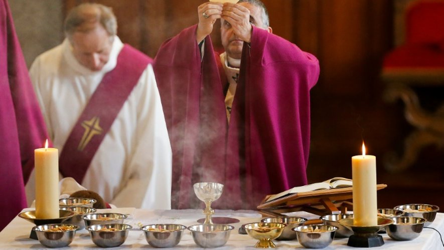 L'archevêque Dominique Lebrun célèbre le 2 octobre 2016 une messe avec un rite de réparation dans l'église Saint-Etienne-du-Rouvray où a été assassiné le père Hamel