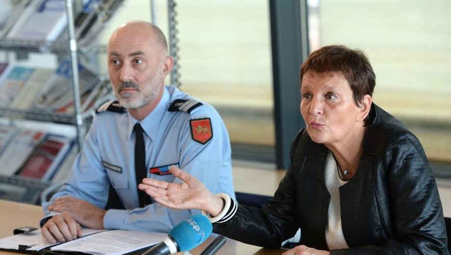 Le colonel de gendarmerie Frederic Bonnevalor et la procureure Marie-Madeleine Alliot lors d'une conférence de presse le 20 novembre 2014 à Bordeaux