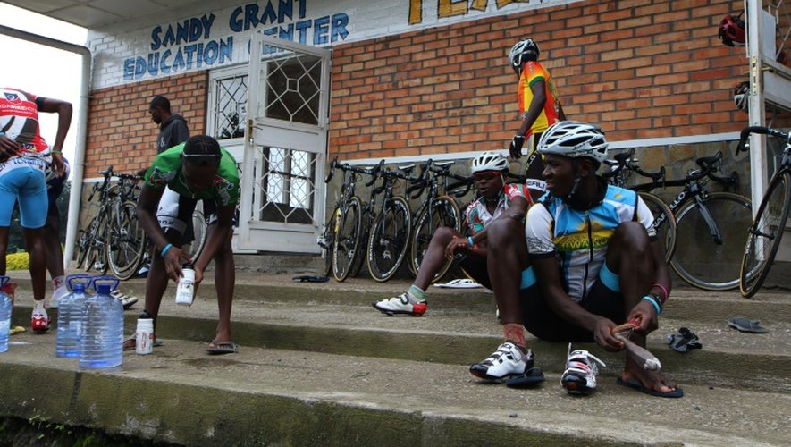 Des cyclistes rwandais devant le centre d'entraînement de Musanze le 11 novembre 2015