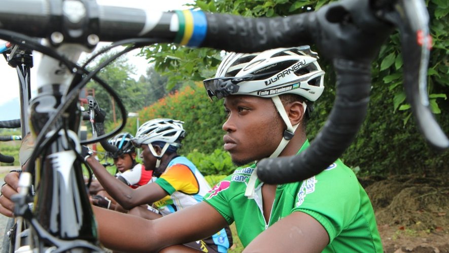 Des coureurs cycliste rwandais du centre d'entraînement de Musanze le 11 novembre 2015