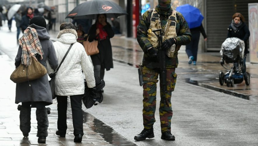 Un soldat patrouille Rue Neuve à Bruxelles le 21 novembre 2015