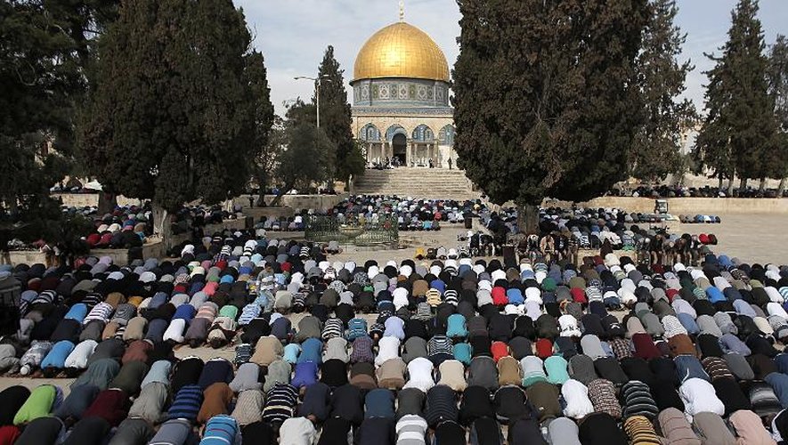 Des musulmans participent à la prière du vendredi devant le Dôme du Rocher, sur l'Esplanade des Mosquées, le 14 novembre 2014 à Jérusalem