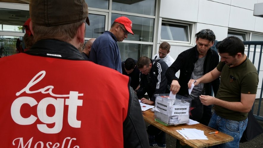 Des salariés votent lors du  référendum d'entreprise consultatif organisé le 11 septembre 2015 à l'usine Smart à Hambach